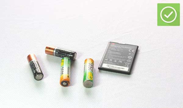 چطور با باتری قلمی باتری موبایل را شارژ کنیم؟