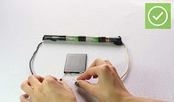 شارژ کردن باتری موبایل با باتری قلمی