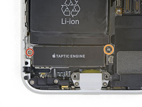 باز کردن پیچ taptic engine